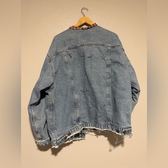 Vintage Levi’s Light Wash Heavily Distressed Denim Jacket - Picture 5 of 6